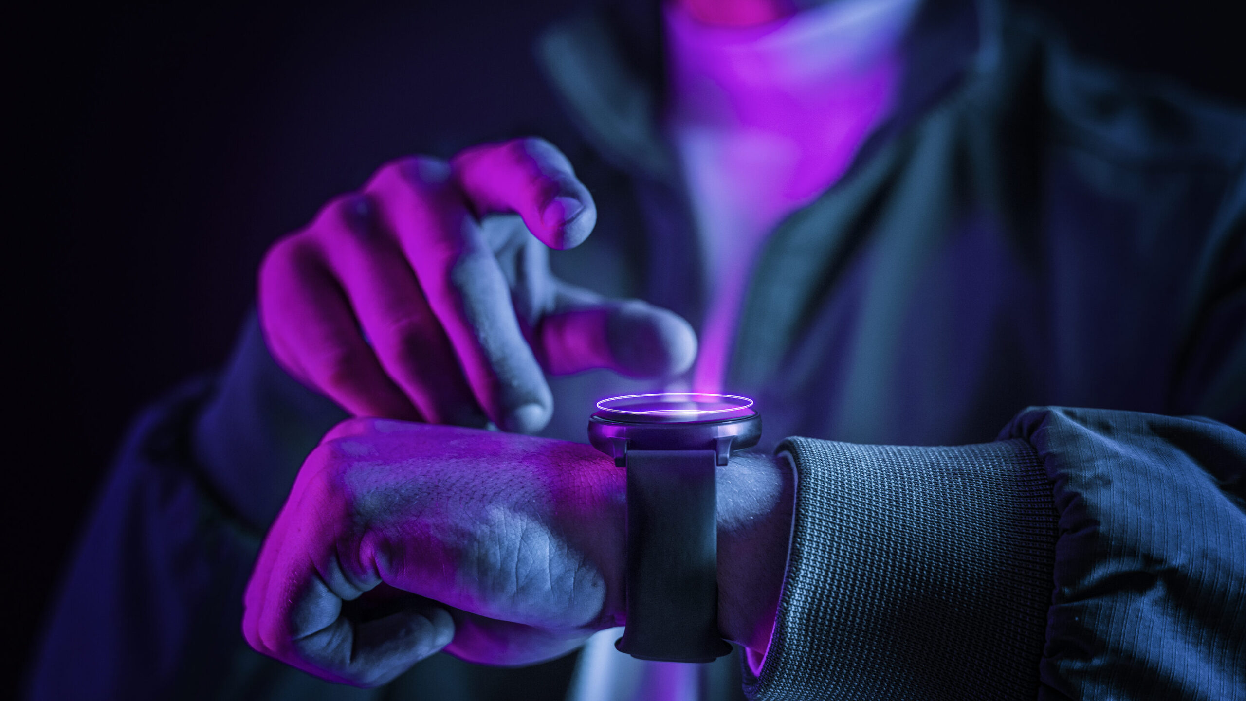 Hombre revisando smartwatch